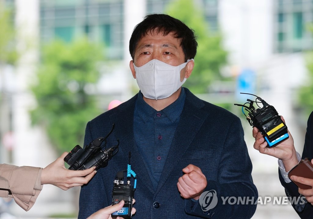 Park Sang-hak, an anti-Pyongyang activist, speaks to reporters at the Seoul Metropolitan Police Agency on May 10, 2021, before being questioned by police about his recent anti-Pyongyang leaflet campaign. (Yonhap)