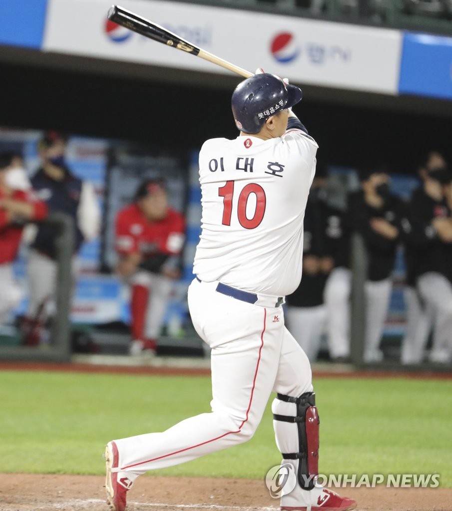 Lee Dae-ho of the Lotte Giants hits a solo home run against the SSG Landers in the bottom of the ninth inning of a Korea Baseball Organization regular season game at Sajik Stadium in Busan, 450 kilometers southeast of Seoul, on May 11, 2021. (Yonhap)