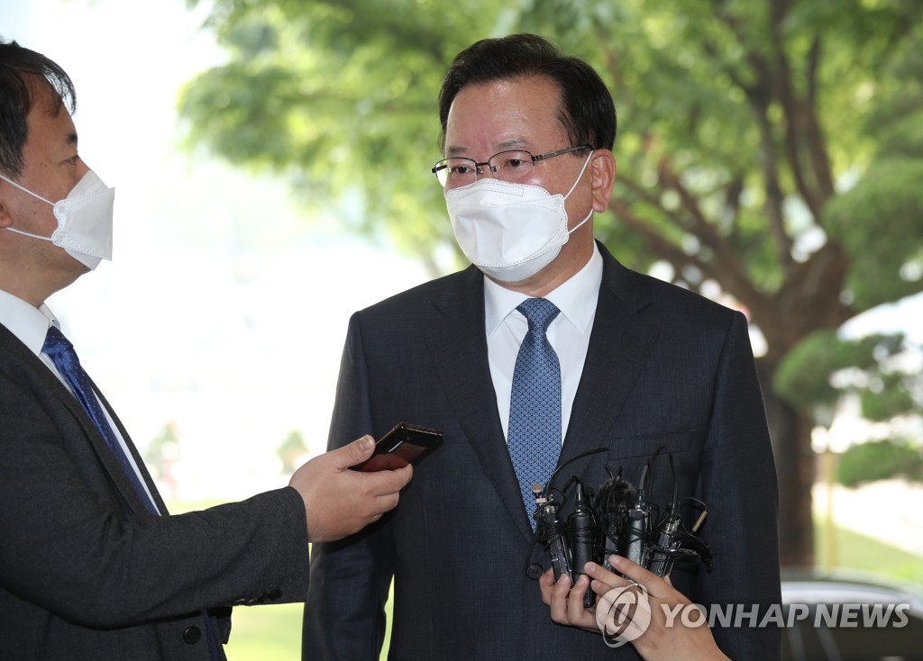 New Prime Minister Kim Boo-kyum (R) speaks to reporters at the government complex in Seoul on May 14, 2021, after President Moon Jae-in appointed him earlier in the day following the passage the previous day of a bill on his appointment by the National Assembly. (Yonhap)