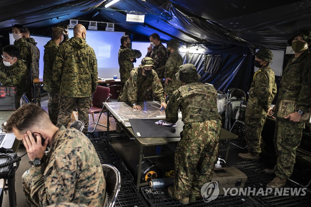 연합 훈련하는 일본 육상자위대와 미국 해병대