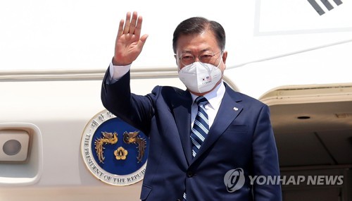 アンドルーズ空軍基地に到着した文大統領＝１９日、ワシントン（聯合ニュース）