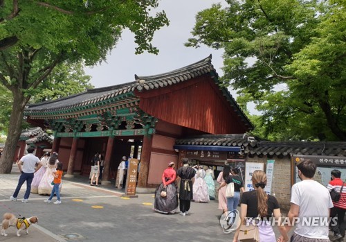 전주 한옥마을 외국인관광객 작년의 3배 급증…예년 수준 회복