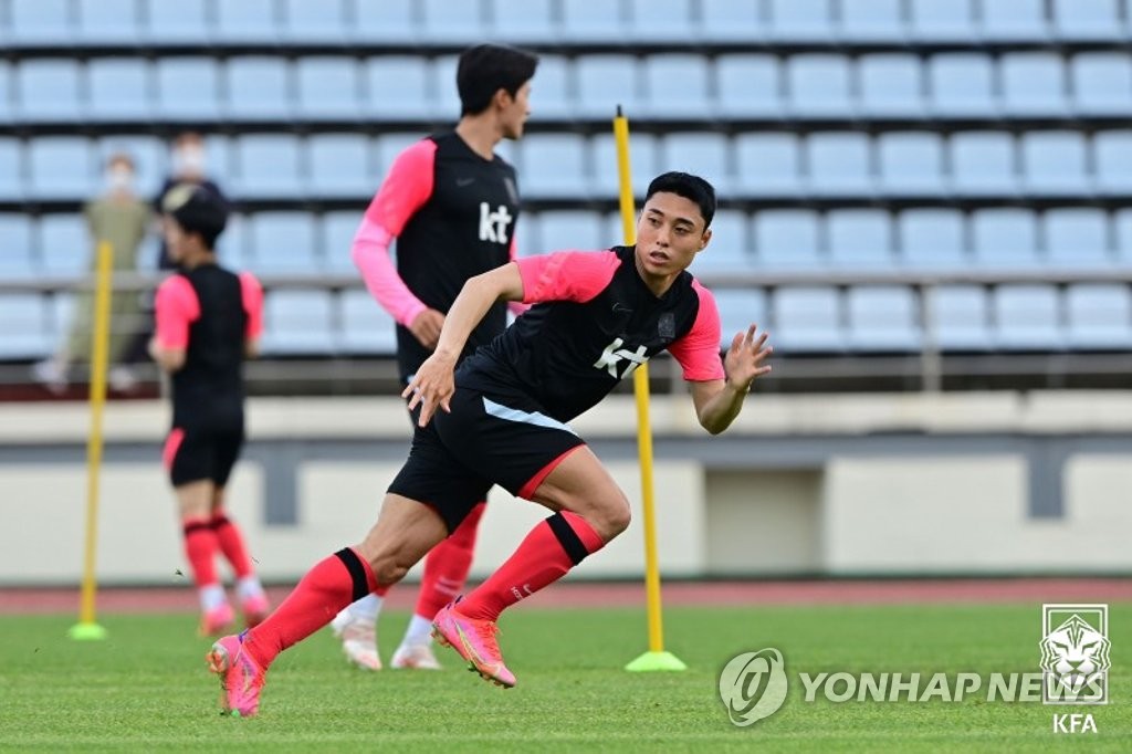 Lee Dong-jun of the South Korean men's Olympic football team trains at Kang Chang-hak Stadium in Seogwipo, Jeju Island, on June 1, 2021, in this photo provided by the Korea Football Association. (PHOTO NOT FOR SALE) (Yonhap)