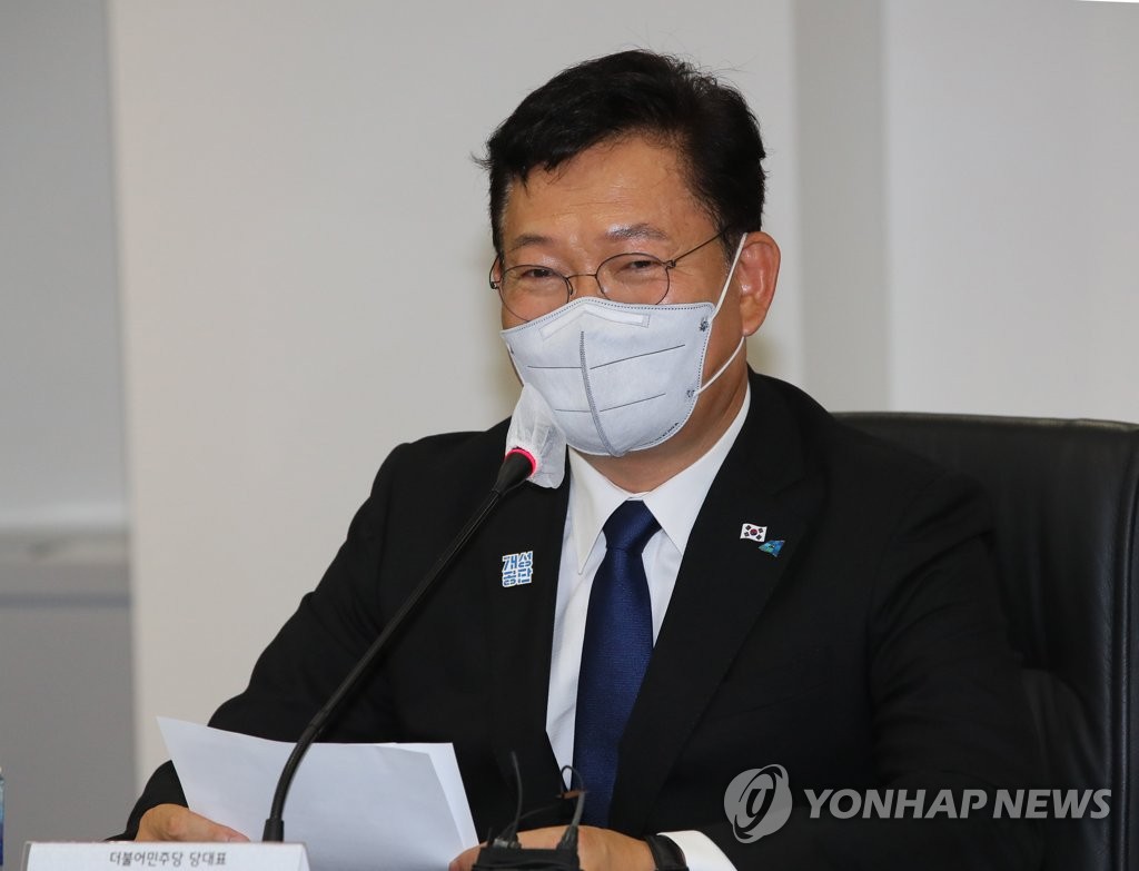 Song Young-gil, chief of the ruling Democratic Party, speaks during a meeting with an association of businesspeople with factories in the now-shuttered inter-Korean industrial complex in North Korea's border city of Kaesong on June 5, 2021. (Yonhap)