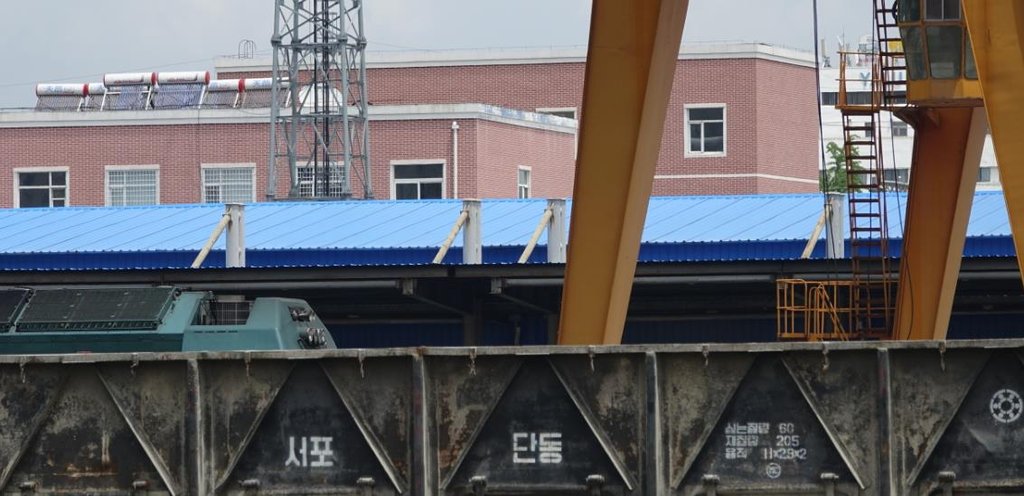 ２０２１年５月、中朝国境地域の中国・遼寧省丹東の鉄道駅に、北朝鮮の地名が書かれた貨車が置かれている（資料写真）＝（聯合ニュース）