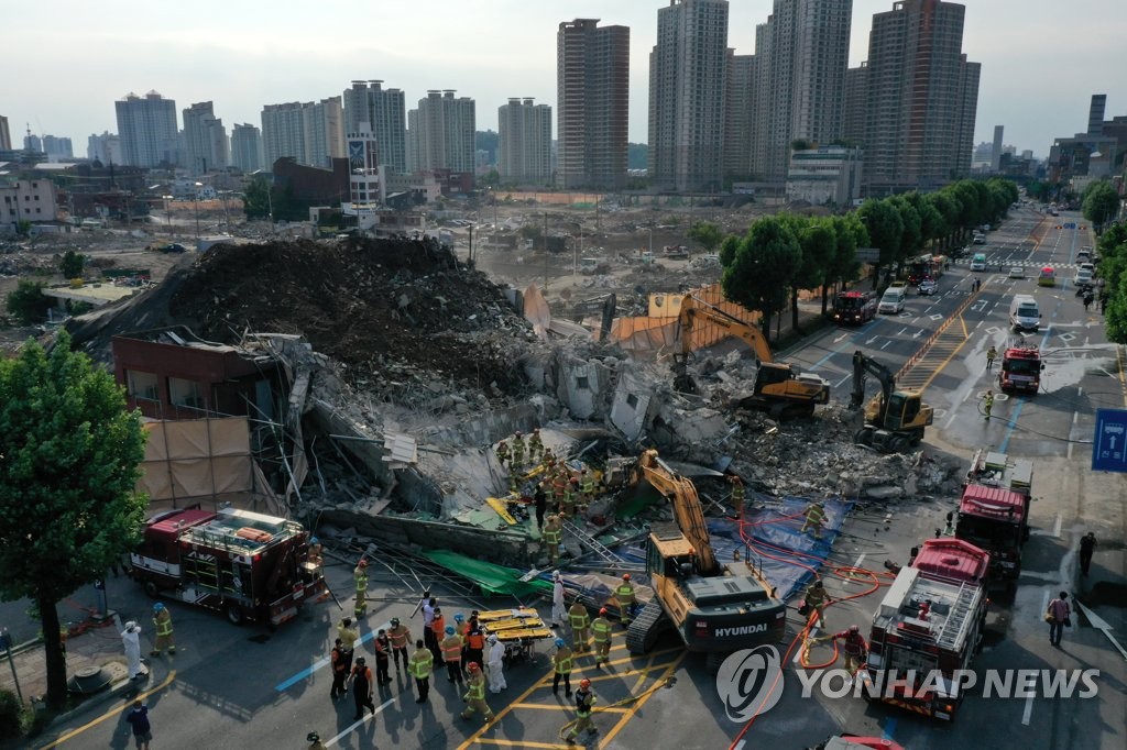 韓国・光州市で解体中の建物が倒壊　バスなど下敷き
