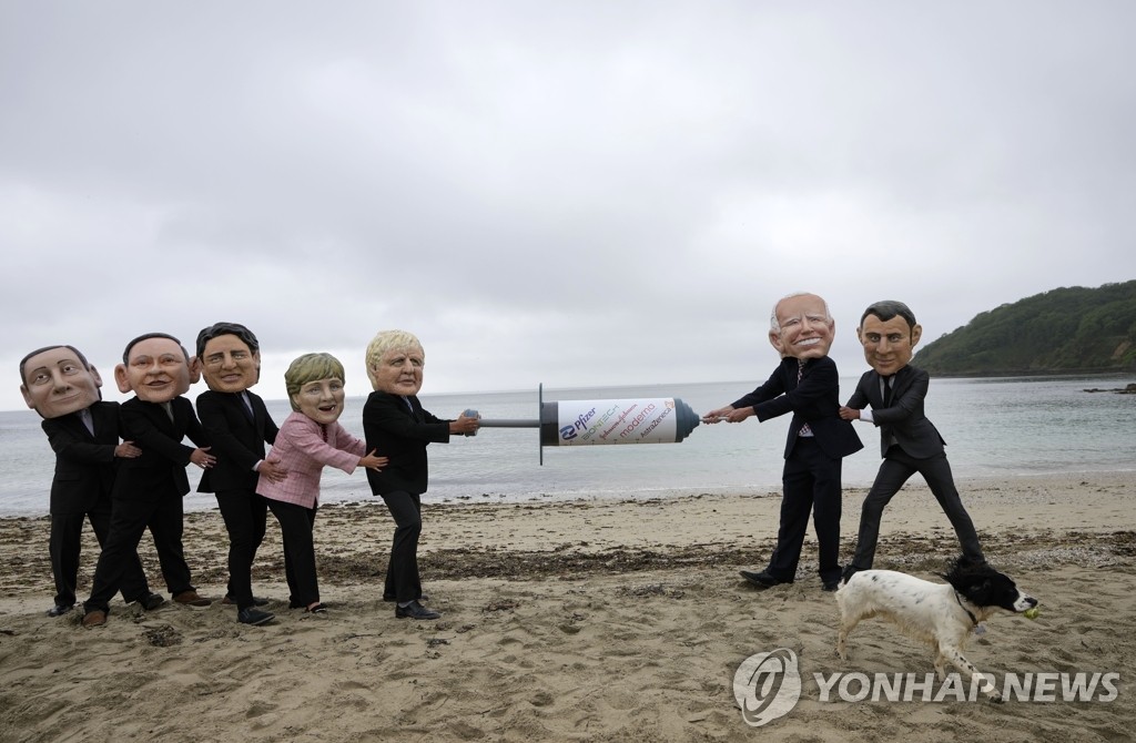 G7 지도자 가면 쓰고 정상회의 풍자하는 NGO 활동가들