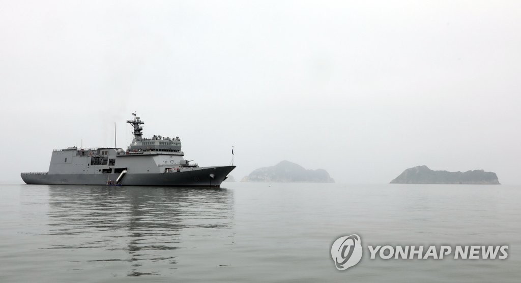 Le vaisseau de la marine de 4.500 tonnes Hansando, qui sert de centre de vaccination à des personnes résidant sur des îles, arrive dans le comté de Jindo, dans la province du Jeolla du Sud, le lundi 14 juin 2021. 