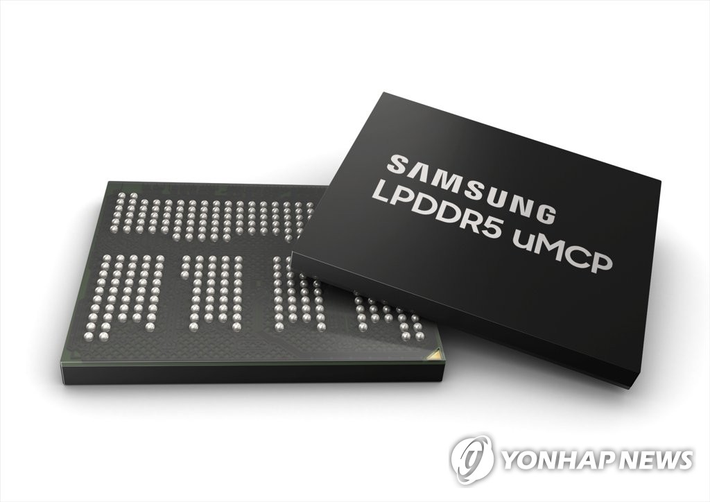 This photo provided by Samsung Electronics Co. on June 15, 2021, shows the company's new LPDDR5 universal flash storage-based multi-chip package (uMCP). (PHOTO NOT FOR SALE) (Yonhap)