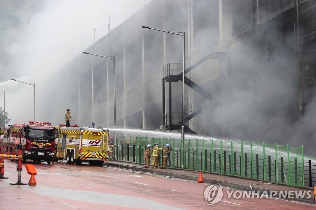 계속되는 쿠팡 물류센터 화재 진화작업 | 연합뉴스