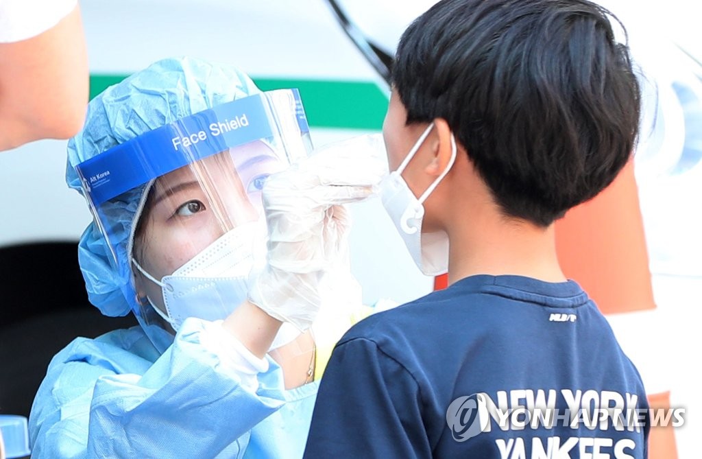 Un écolier se fait dépister pour le nouveau coronavirus au centre médical public de Chuncheon, dans la province du Gangwon, le lundi 21 juin 2021. Un élève d'une école élémentaire de la ville a été testé positif au Covid-19 le même jour et l'école a été fermé provisoirement.