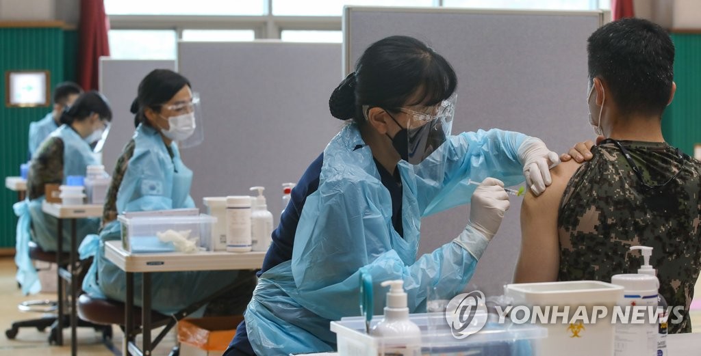 A soldier gets a COVID-19 vaccine shot at an Army base in Goyang, northwest of Seoul, on June 24, 2021, in this file photo. (Pool photo) (Yonhap)