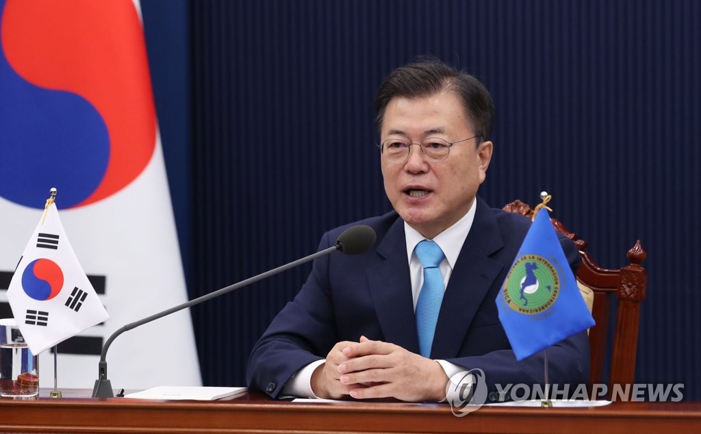 Le président Moon Jae-in prend la parole lors d'une réunion en visioconférence avec ses homologues des huit pays membres du Système d'intégration centraméricain (SICA) à son bureau à Séoul le vendredi 25 juin 2021.