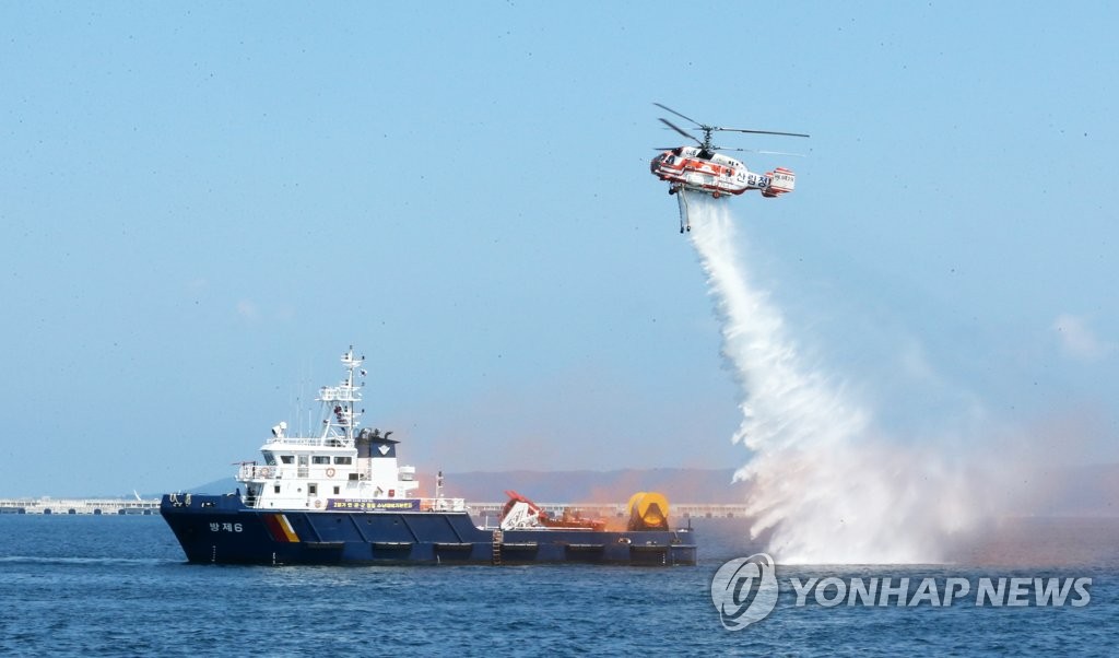배에 붙은 불 끄는 소방헬기