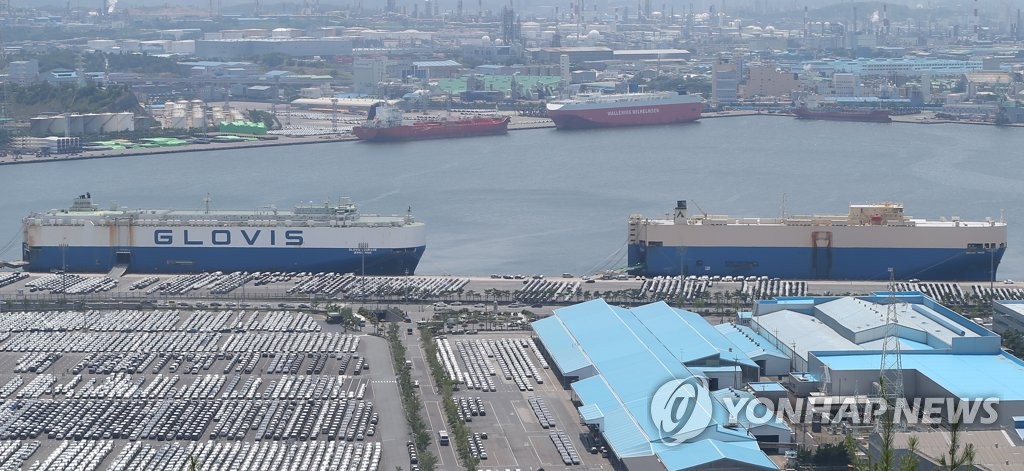 This undated file photo shows cars produced by Hyundai Motor Co. waiting to be exported on a dock in Ulsan, 414 kilometers southeast of Seoul. (Yonhap)