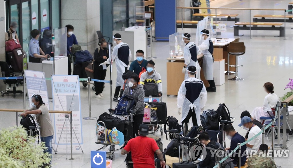 This file photo, taken July 1, 2021, shows South Korean and foreign travelers arriving at Incheon International Airport, the country's main gateway, west of Seoul. (Yonhap)