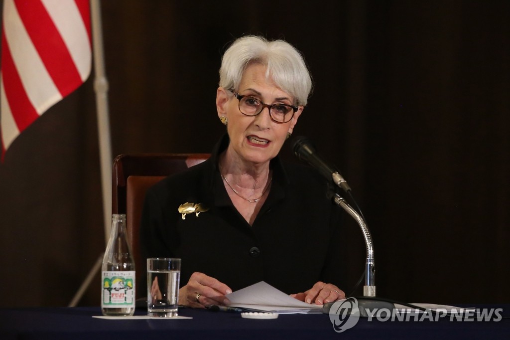 La secrétaire d'Etat adjointe américaine Wendy Sherman s'exprime lors d'une conférence de presse conjointe avec ses homologues sud-coréen et japonais, Choi Jong-kun et Takeo Mori, respectivement, à Tokyo le 21 juillet 2021.