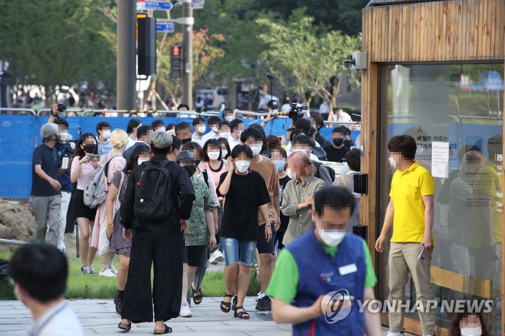 세월호 광화문기억공간으로 모여드는 시민들