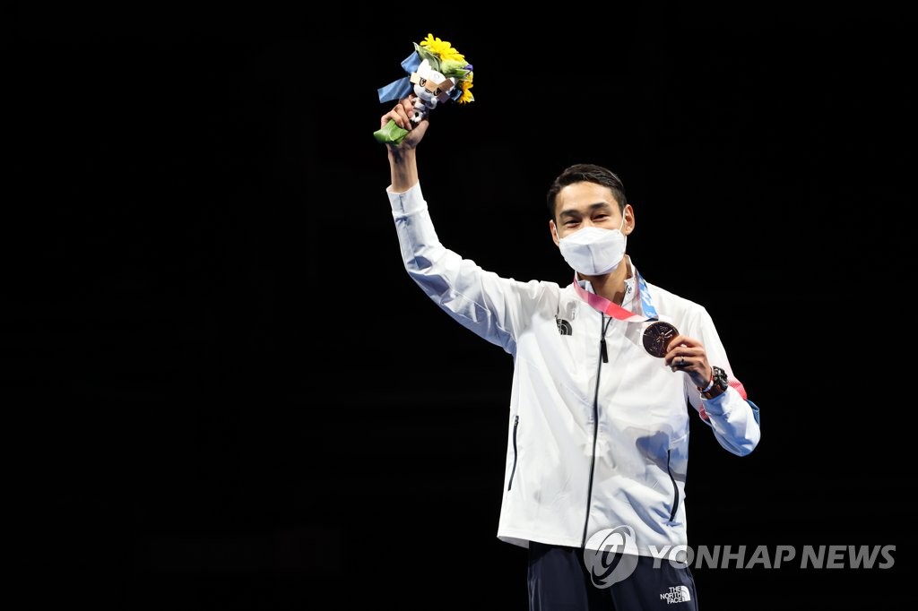 Kim Jung-hwan of South Korea holds up his bronze medal from the men's individual sabre event at the Tokyo Olympics at Makuhari Messe Hall B in Chiba, Japan, on July 24, 2021. (Yonhap)