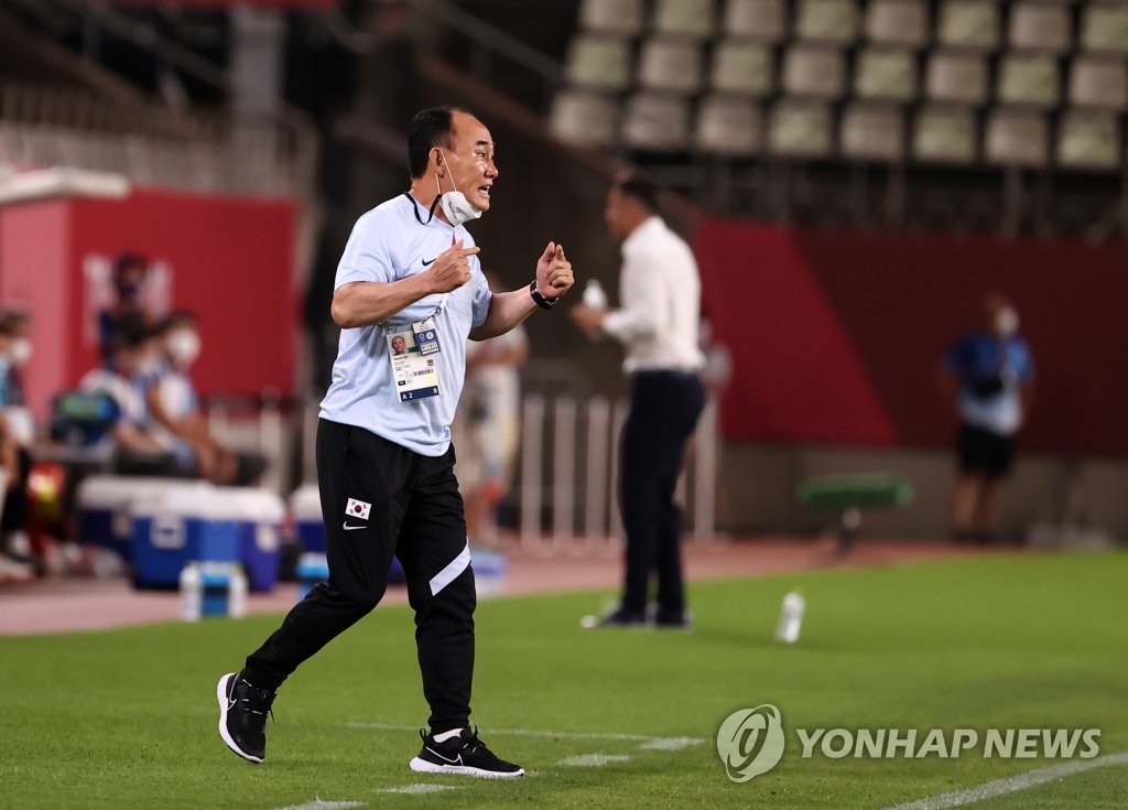 South Korea head coach Kim Hak-bum directs his players against Romania during the teams' Group B match in the Tokyo Olympic men's football tournament at Ibaraki Kashima Stadium in Kashima, Japan, on July 25, 2021. (Yonhap)