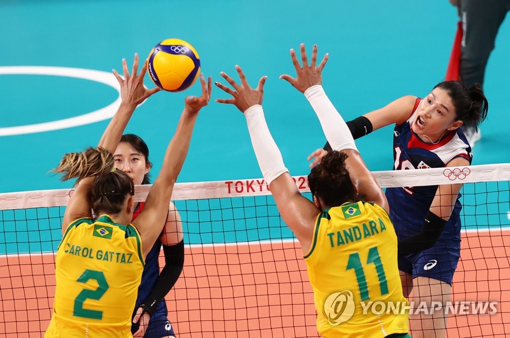 Kim Hee-jin of South Korea (R) hits a spike against Brazil during the teams' Pool A match of the Tokyo Olympic women's volleyball tournament at Ariake Arena in Tokyo on July 25, 2021. (Yonhap)