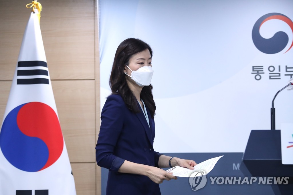 남북 연락채널 복원 브리핑 참석하는 이종주 대변인