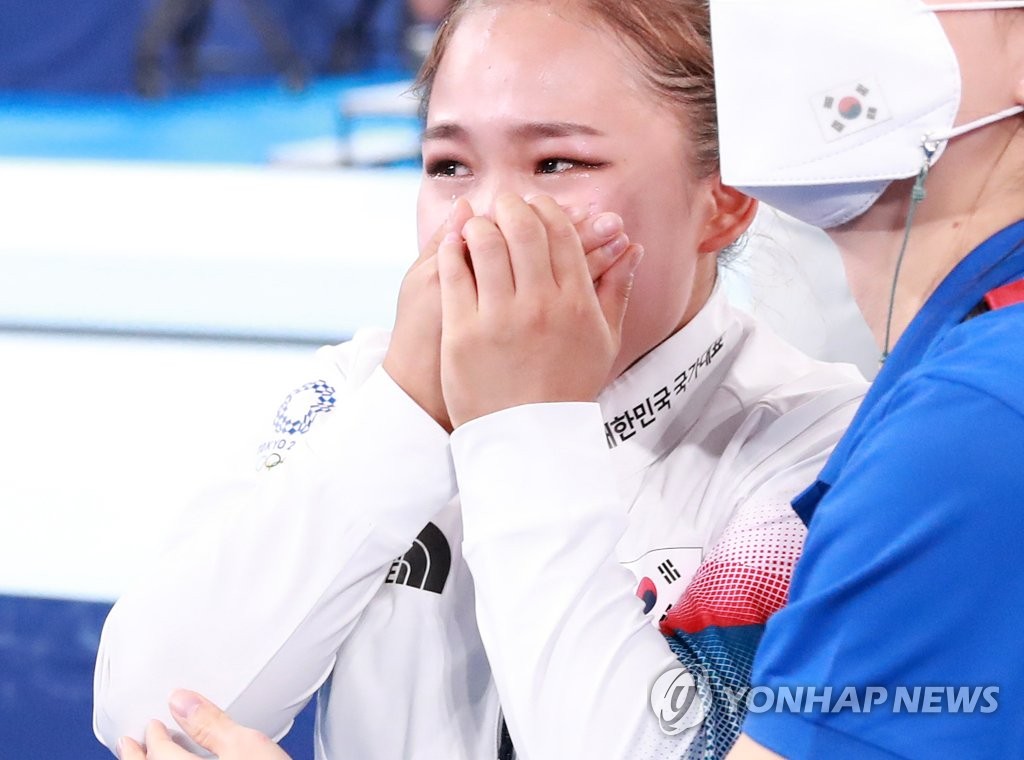 South Korean gymnast Yeo Seo-jeong reacts after clinching the bronze medal in the women's vault at the Tokyo Olympics at Ariake Gymnastics Centre in Tokyo on Aug. 1, 2021. (Yonhap)
