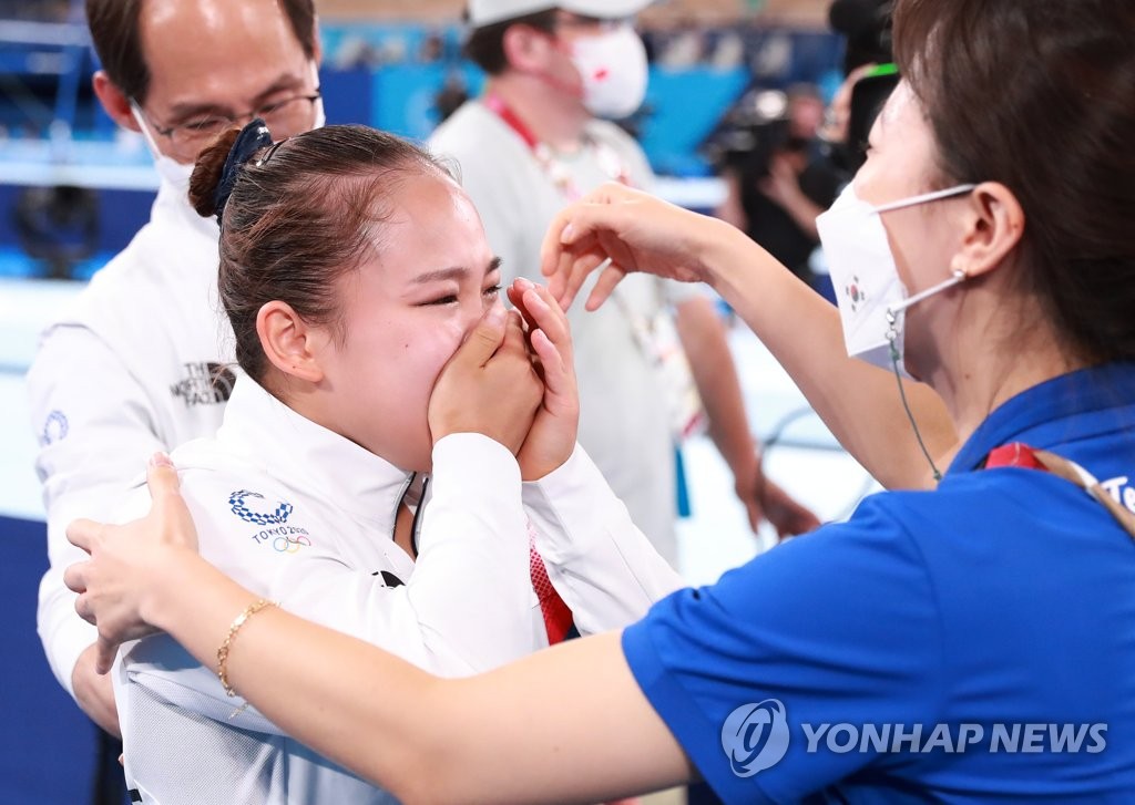 South Korean gymnast Yeo Seo-jeong reacts after clinching the bronze medal in the women's vault at the Tokyo Olympics at Ariake Gymnastics Centre in Tokyo on Aug. 1, 2021. (Yonhap)