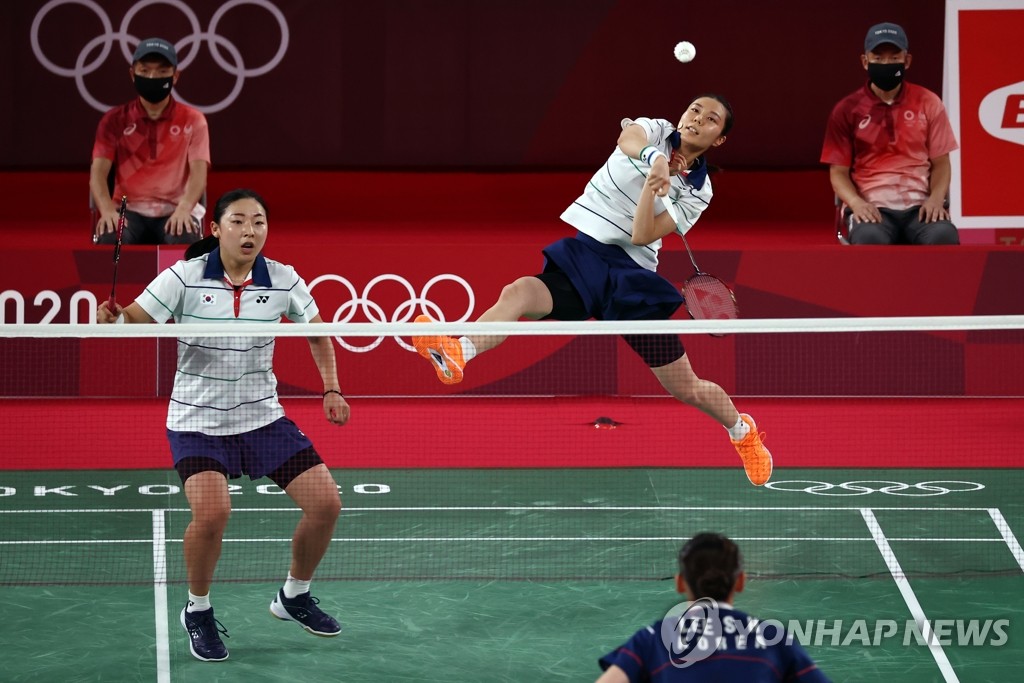 Kong Hee-yong (L) and Kim So-yeong of South Korea are in action against Lee So-hee and Shin Seung-chan of South Korea in the women's doubles badminton bronze medal match at the Tokyo Olympics at Musashino Forest Plaza in Tokyo on Aug. 2, 2021. (Yonhap)