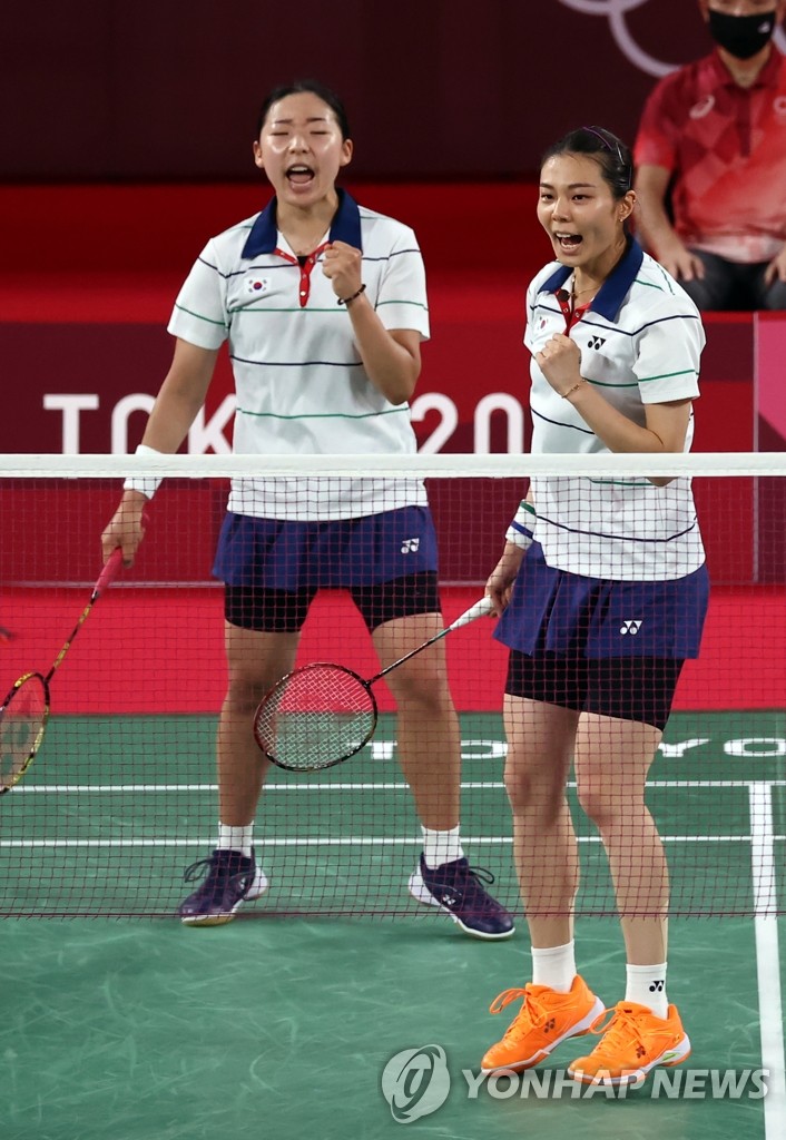 Kong Hee-yong (L) and Kim So-yeong of South Korea celebrate their point against Lee So-hee and Shin Seung-chan of South Korea in the women's doubles badminton bronze medal match at the Tokyo Olympics at Musashino Forest Plaza in Tokyo on Aug. 2, 2021. (Yonhap)