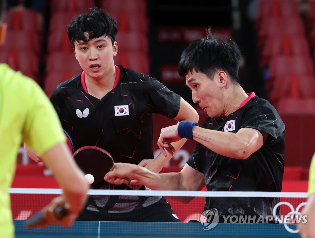Jeoung Young-sik (L) and Lee Sang-su of South Korea are in action against Vitor Ishiy and Gustavo Tsuboi of Brazil during the quarterfinals of the men's table tennis team event at the Tokyo Olympics at Tokyo Metropolitan Gymnasium in Tokyo on Aug. 2, 2021. (Yonhap)