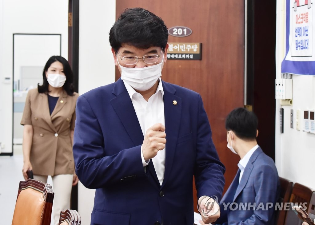 Rep. Park Wan-joo, chief policymaker of the ruling Democratic Party, arrives for a meeting at the National Assembly in Seoul on Aug. 3, 2021. (Yonhap)