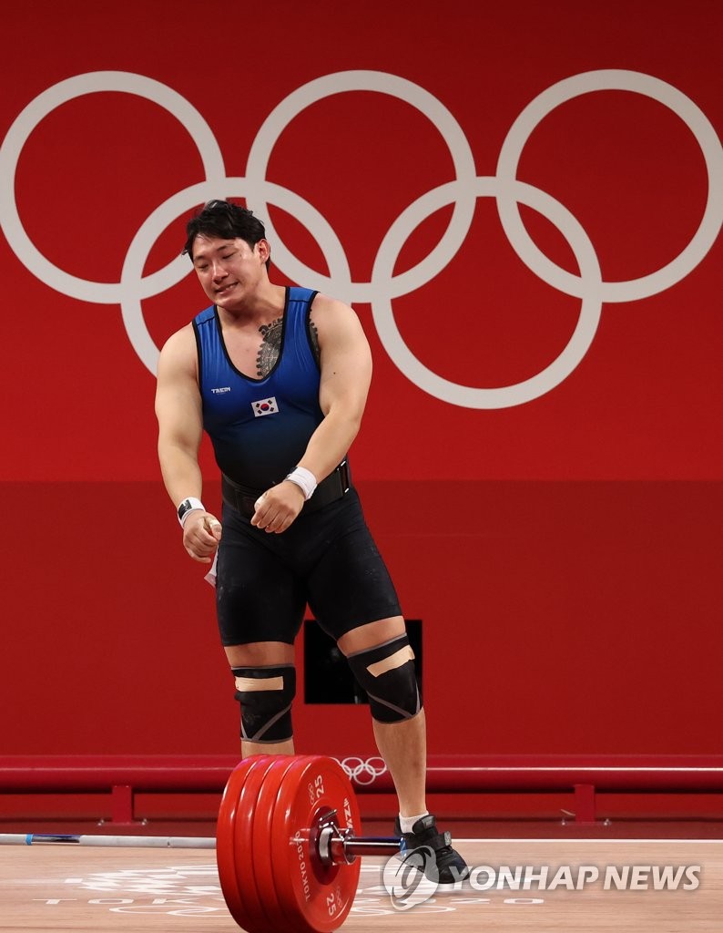 Jin Yun-seong of South Korea reacts to a failed clean and jerk attempt during the men's 109kg weightlifting event at the Tokyo Olympics at Tokyo International Forum in Tokyo on Aug. 3, 2021. (Yonhap)