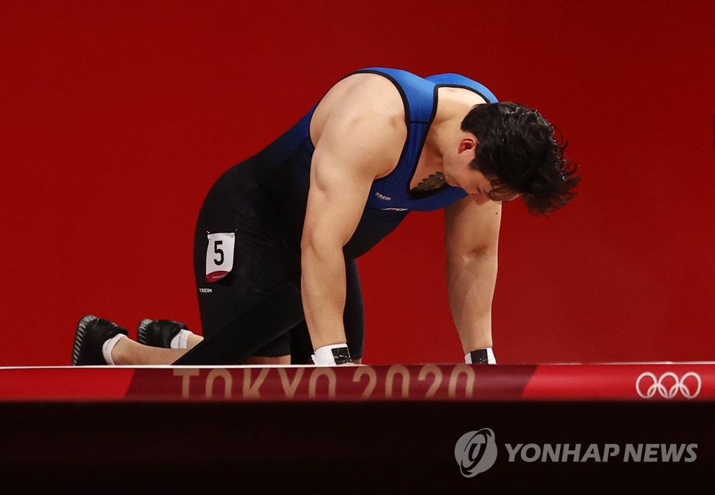 Jin Yun-seong of South Korea reacts to a failed clean and jerk attempt during the men's 109kg weightlifting event at the Tokyo Olympics at Tokyo International Forum in Tokyo on Aug. 3, 2021. (Yonhap)