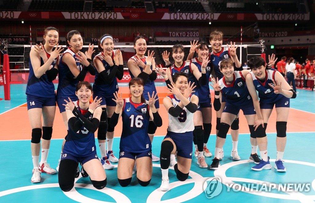 In this file photo from Aug. 4, 2021, members of the South Korean women's volleyball team celebrate their victory over Turkey in the quarterfinals of the Tokyo Olympic women's volleyball tournament at Ariake Arena in Tokyo. (Yonhap)