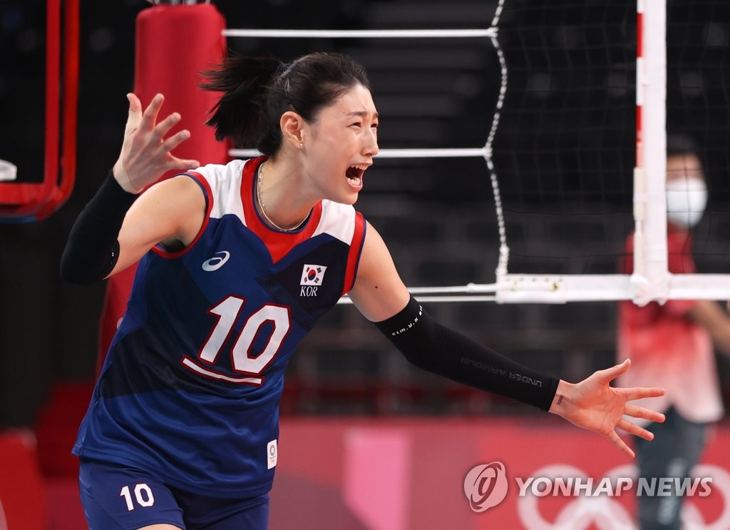 Kim Yeon-koung of South Korea celebrates the team's victory over Turkey in the quarterfinals of the Tokyo Olympic women's volleyball tournament at Ariake Arena in Tokyo on Aug. 4, 2021. (Yonhap)