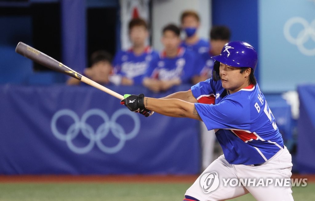 Kang Baek-ho of South Korea hits a single against Japan in the top of the sixth inning in the semifinals of the Tokyo Olympic baseball tournament at Yokohama Stadium in Yokohama, Japan, on Aug. 4, 2021. (Yonhap)