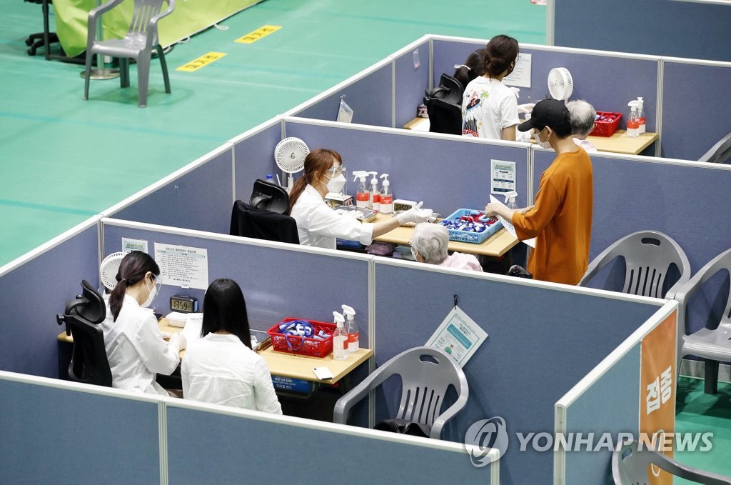 Medical workers administer COVID-19 vaccinations at a vaccination center in Gwangju, 330 kilometers south of Seoul, on Aug. 5, 2021, in this photo released by the Buk Ward office of the city. (PHOTO NOT FOR SALE) (Yonhap)