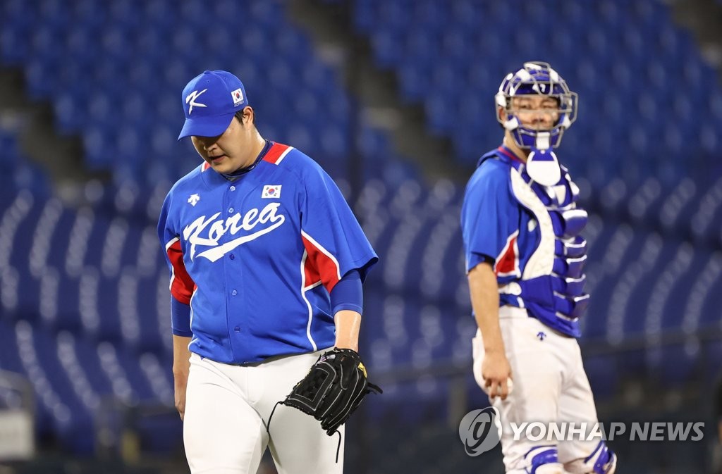 Cho Sang-woo of South Korea leaves the mound after allowing a two-run single to Tyler Austin of the United States in the bottom of the sixth inning of the teams' semifinal game of the Tokyo Olympic baseball tournament at Yokohama Stadium in Yokohama, Japan, on Aug. 5, 2021. (Yonhap)