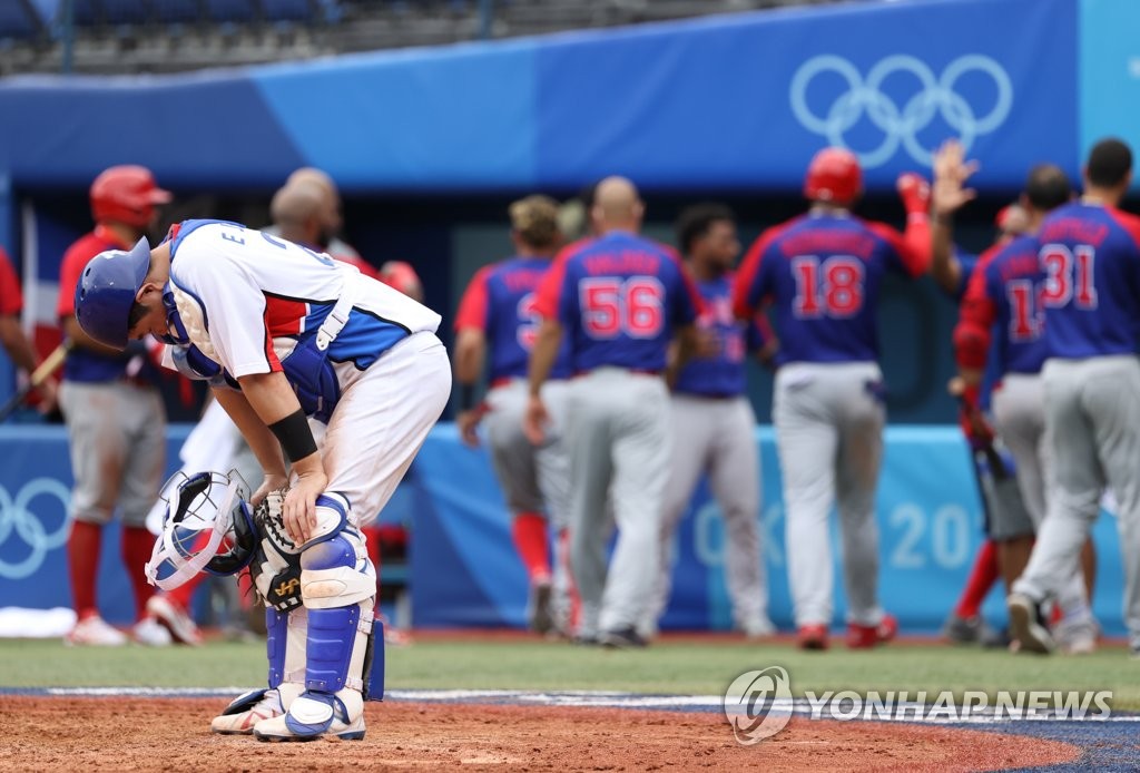 Yang Eui-ji of South Korea (L) reacts to a two-run double by Juan Francisco of the Dominican Republic during the top of the eighth inning of the bronze medal game at the Tokyo Olympic baseball tournament at Yokohama Stadium in Yokohama, Japan, on Aug. 7, 2021. (Yonhap)