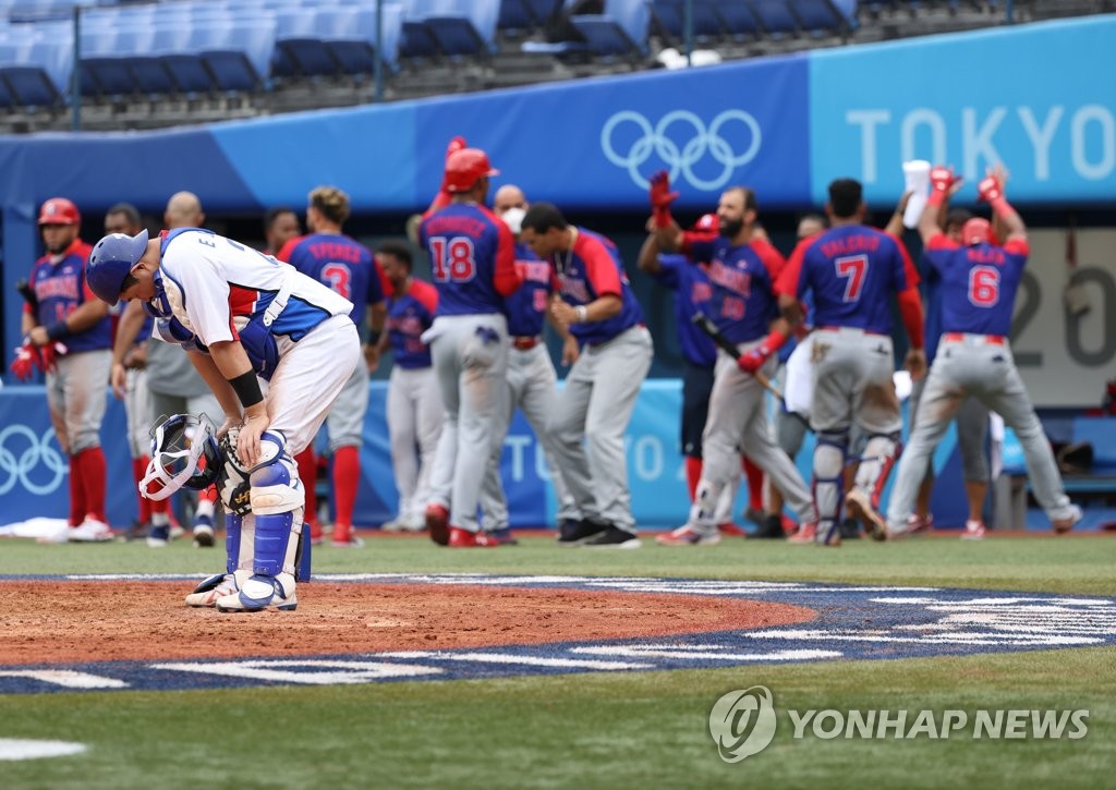 Yang Eui-ji of South Korea (L) reacts to a two-run double by Juan Francisco of the Dominican Republic during the top of the eighth inning of the bronze medal game at the Tokyo Olympic baseball tournament at Yokohama Stadium in Yokohama, Japan, on Aug. 7, 2021. (Yonhap)