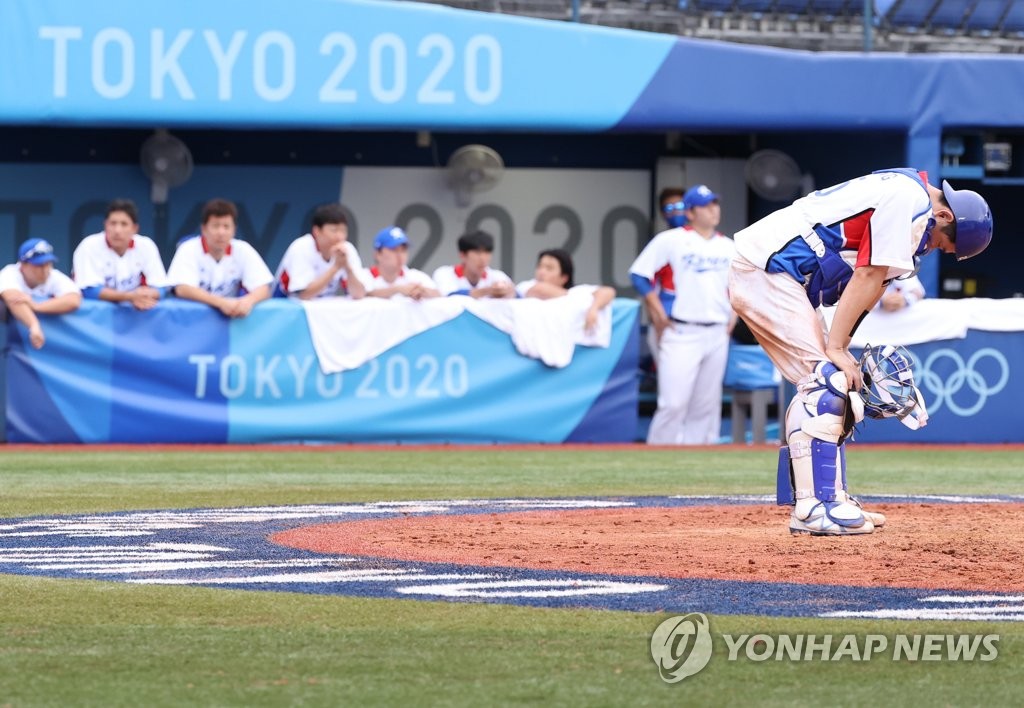 Yang Eui-ji of South Korea (R) reacts to a two-run double by Juan Francisco of the Dominican Republic during the top of the eighth inning of the bronze medal game at the Tokyo Olympic baseball tournament at Yokohama Stadium in Yokohama, Japan, on Aug. 7, 2021, in this file photo. (Yonhap)