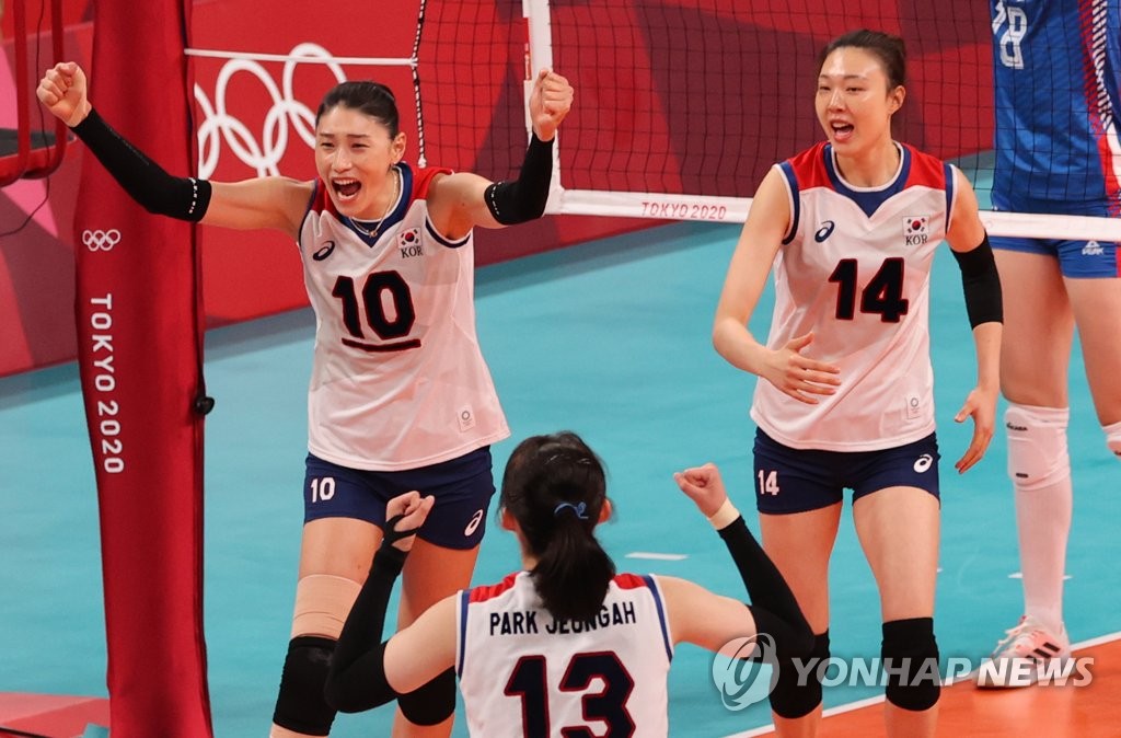 Kim Yeon-koung of South Korea (L) celebrates a point against Serbia during the bronze medal match of the Tokyo Olympic women's volleyball tournament at Ariake Arena in Tokyo on Aug. 8, 2021. (Yonhap)