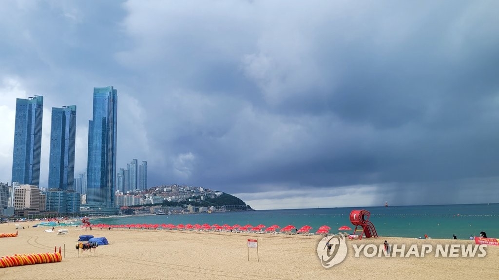 Haeundae Beach in Busan is overcast as tropical storm Lupit travels toward Japan on Aug. 8, 2021. (Yonhap)