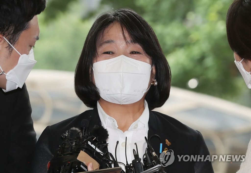 This photo shows Rep. Youn Mee-hyang arriving at the Seoul Western District Court on Aug. 11, 2021, to attend a hearing in her embezzlement trial. (Yonhap)