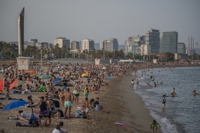 44℃ 폭염 닥치자 피서객 몰려든 스페인 바르셀로나 해변