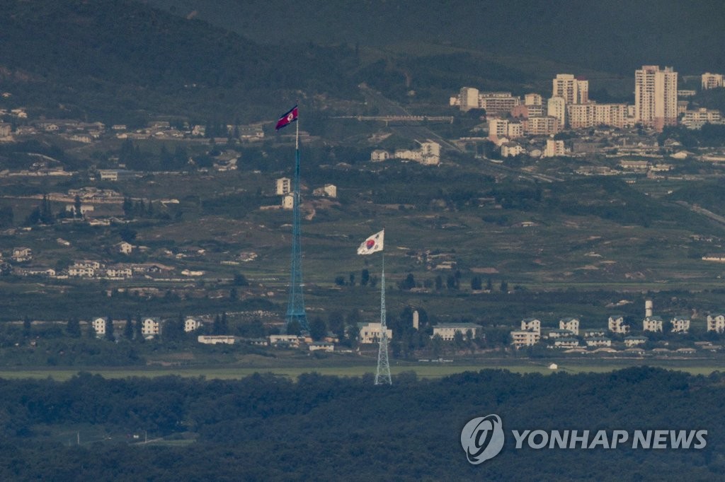 La partie nord-coréenne vue de la Zone démilitarisée (DMZ) à Paju, dans la province du Gyeonggi, le mardi 17 août 2021. 
