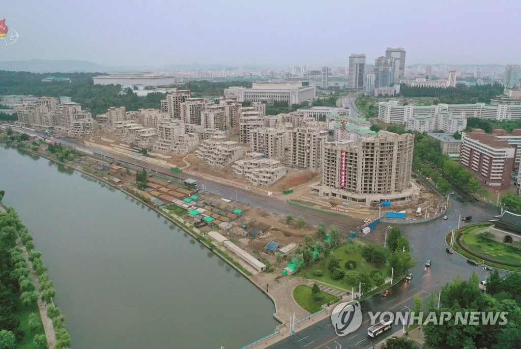 테라스식 주택이 건설되고 있는 북한 평양의 보통강변