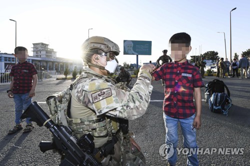 아프간 현지 조력자 자녀와 인사하는 공군 공정통제사