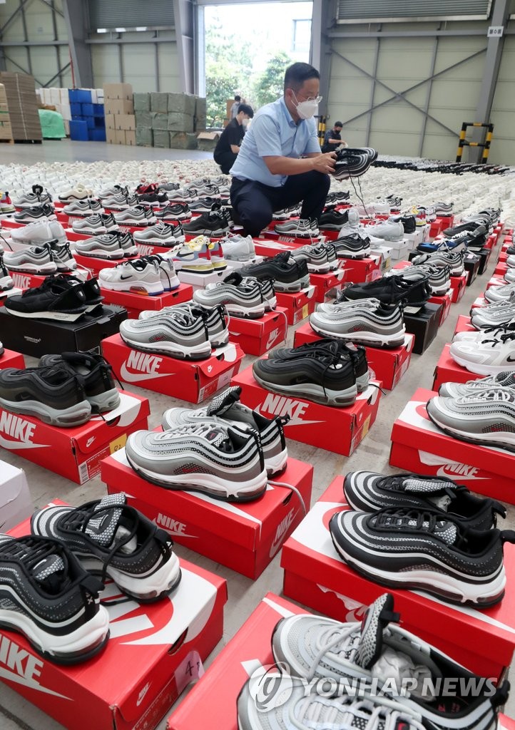 Fake designer sneakers seized in | Yonhap News Agency
